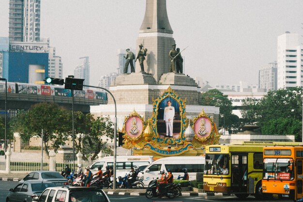 Photo traffic on city street by monument against clear sky