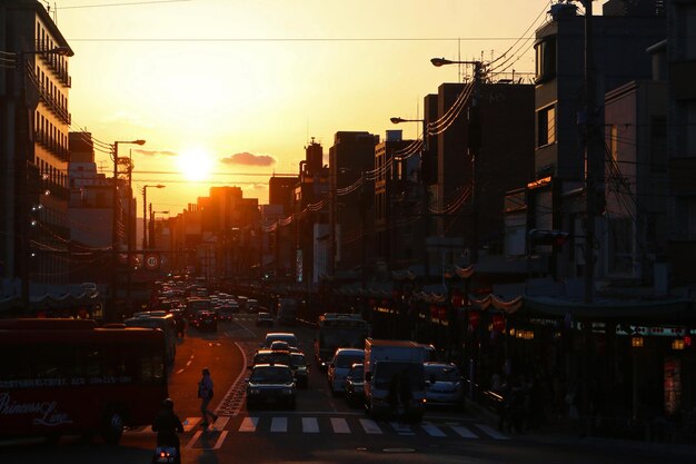 Photo traffic on city street at sunset