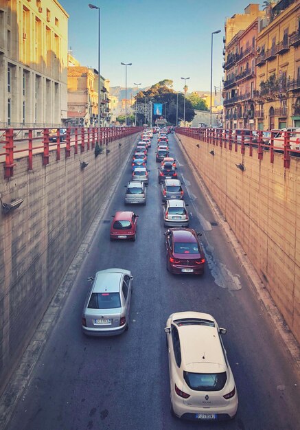 Foto traffico in strada.