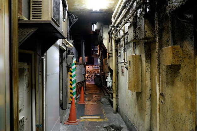 古い建物の歩道の交通コーンとバリケード