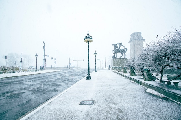 Photo a traffic at intersection with showering snow foggy day and traffic light in chicago, usa