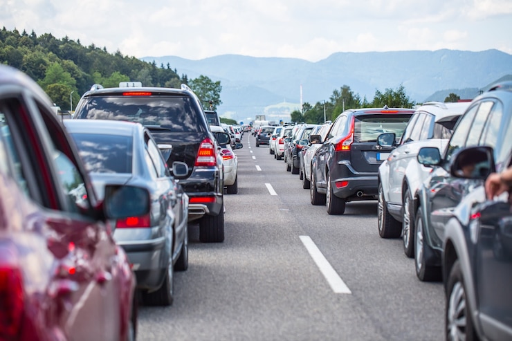 Photo traffic jam on the highway in the summer holiday period or in a traffic accidentslow or bad traffic