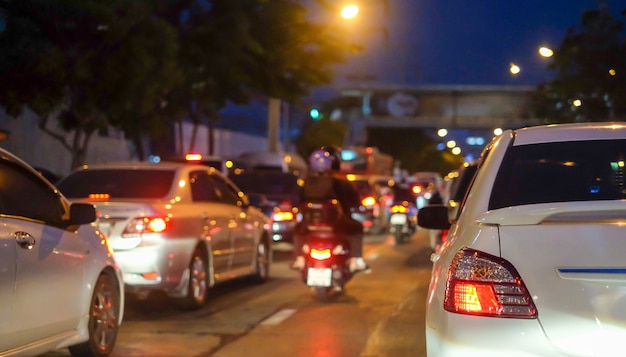 写真 夜に道路に車の列と都市の交通渋滞