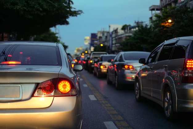 写真 夜に道路に車の列と都市の交通渋滞