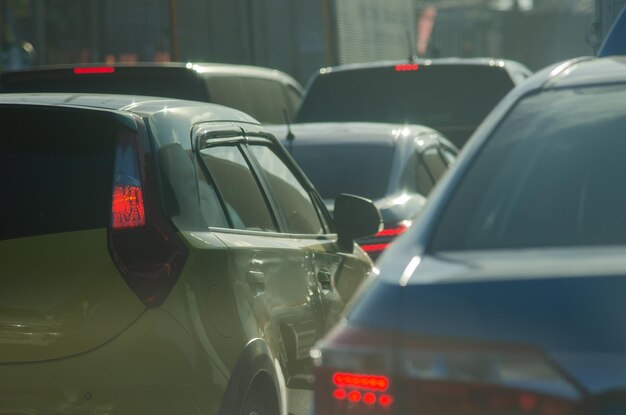 Photo traffic jams on the roadthe light of the morning sun