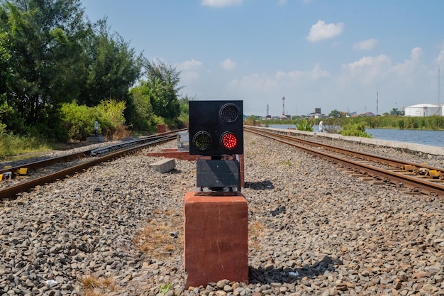 鉄道道路と青空の背景を持つ鉄道の信号機