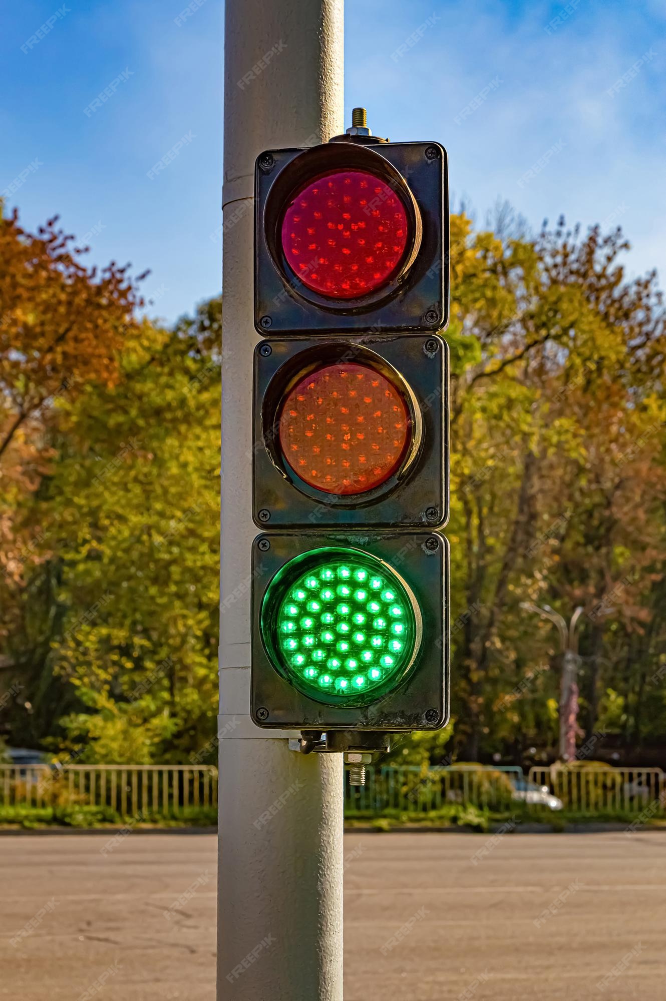 dukke Gør gulvet rent krøllet Premium Photo | Traffic light on road with active green signal.