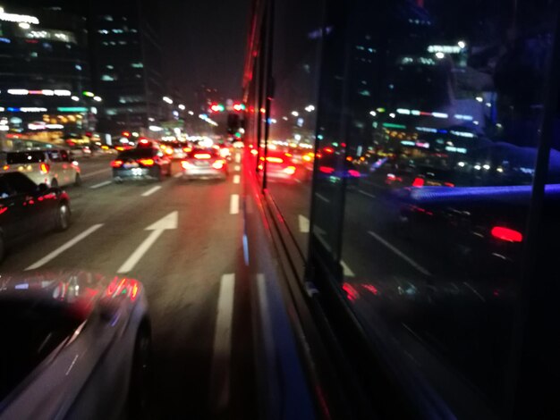 Foto sentieri di semafori sulla strada in città di notte