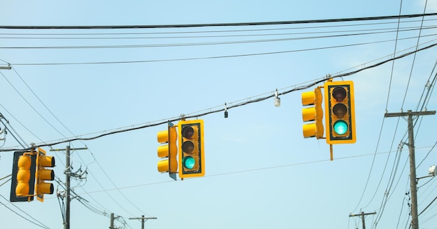 Светофор с пешеходным дорожным просветом символизирует контроль дорожного движения и порядок