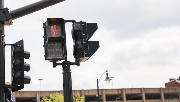 Светофор с пешеходным дорожным просветом символизирует контроль дорожного движения и порядок