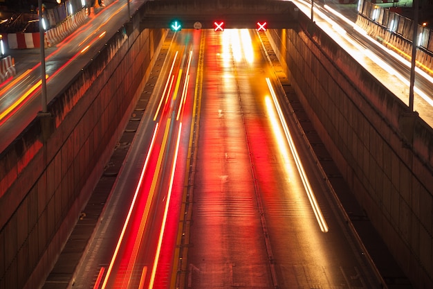 道路上の自動車の信号灯。