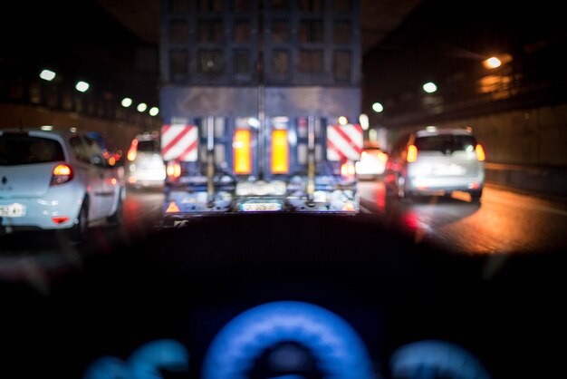 Foto i semafori in città di notte