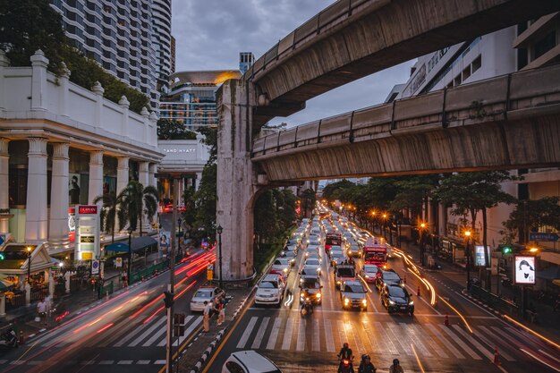 写真 都市の通りでの交通