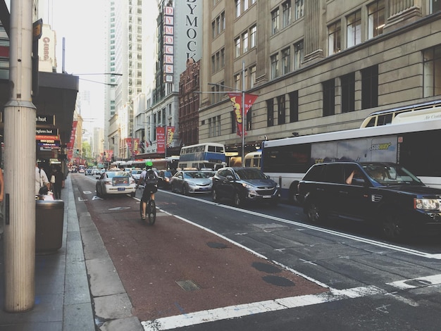 Photo traffic on road amidst buildings in city