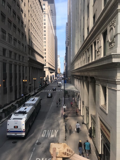 Foto traffico su strada in mezzo agli edifici in città