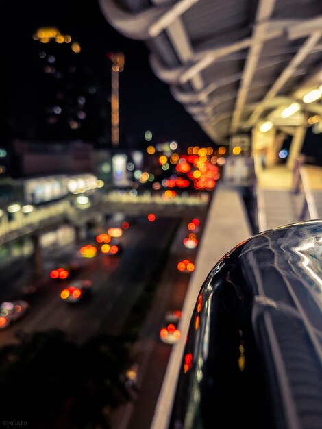 Foto traffico stradale in città di notte