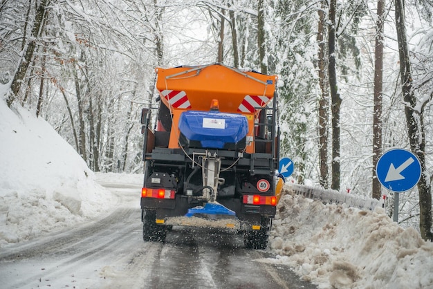 Photo traffic on road during winter