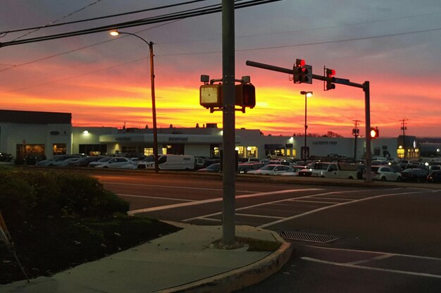 Foto traffico su strada al tramonto