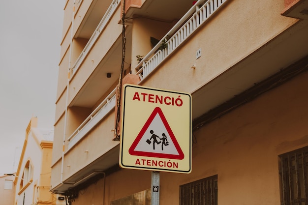 写真 スペインの道路で歩行者のための交通標識
