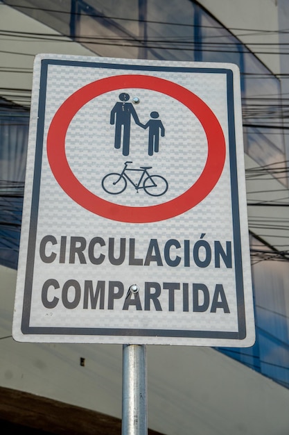 Photo traffic signal for shared circulation between bicyclists and pedestrians sign in spanish