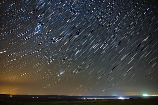 街に輝く北極星の周りの星を追跡します。