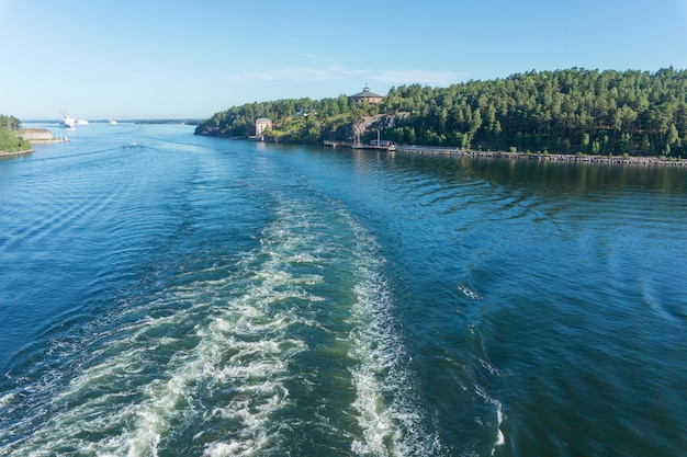 Trail vanaf het schip op turquoise water