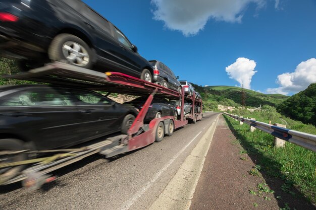 Foto il rimorchio trasporta auto