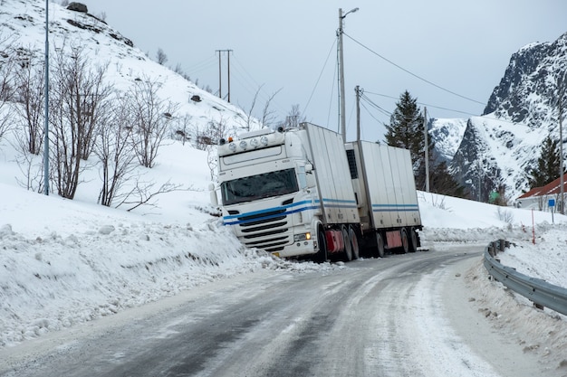 積雪トラック上のトレーラートラックの事故