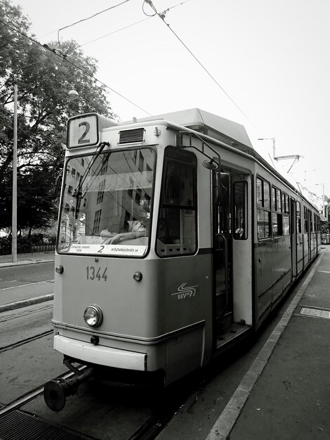 写真 都市の空に逆らう列車