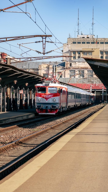 Фото Поезд на северной железнодорожной станции бухареста gara de nord bucuresti