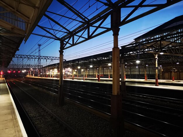 写真 空に向かって鉄道駅の列車