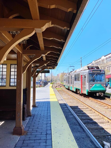 写真 空に向かって鉄道駅のプラットフォームの列車