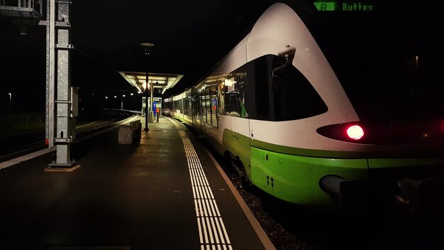 写真 夜の鉄道駅のプラットフォームの列車