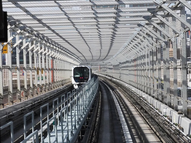 写真 鉄道駅のプラットフォームの列車