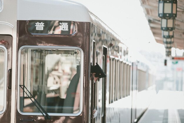 Фото Поезд на железнодорожной станции