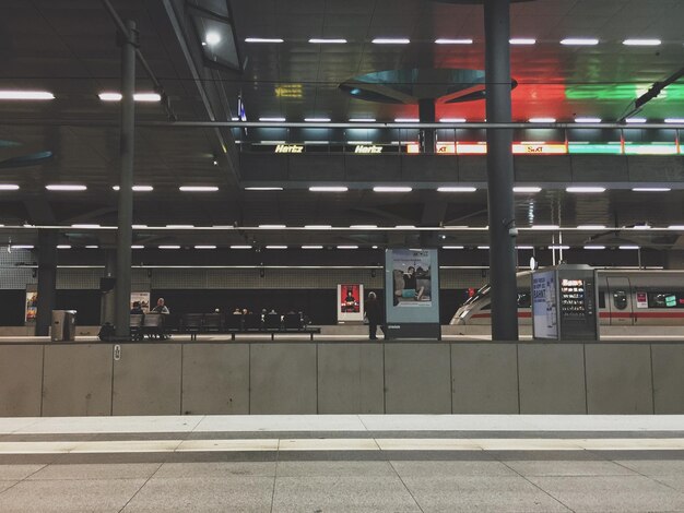 写真 地下鉄駅の列車