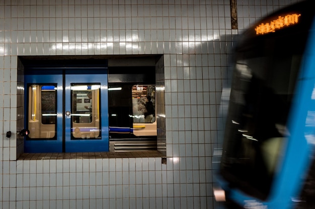 写真 地下鉄駅の列車