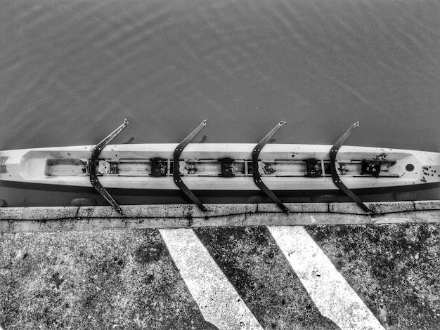 Photo train on boat against sky