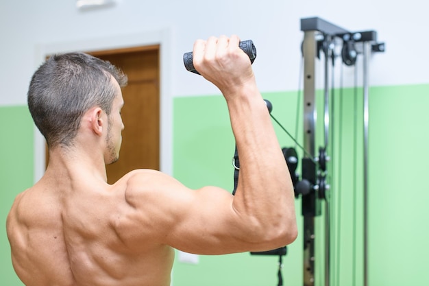 Train de sportschool door een jongen