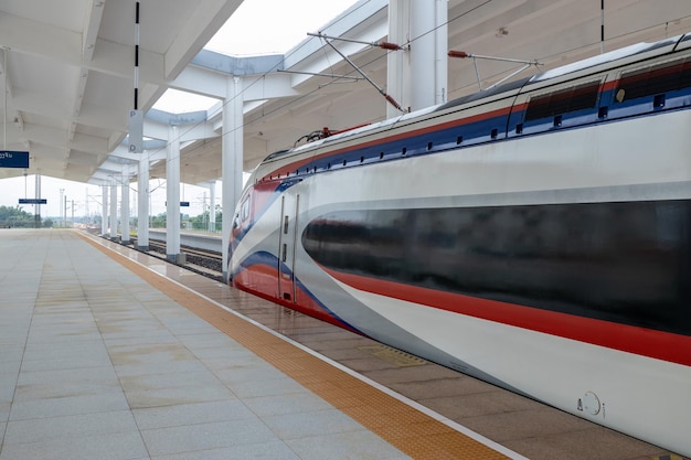 ビエンチャン鉄道駅の鉄道に停車する電気複合ユニットまたは EMU の列車観光および物流ビジネスの新しい目的地