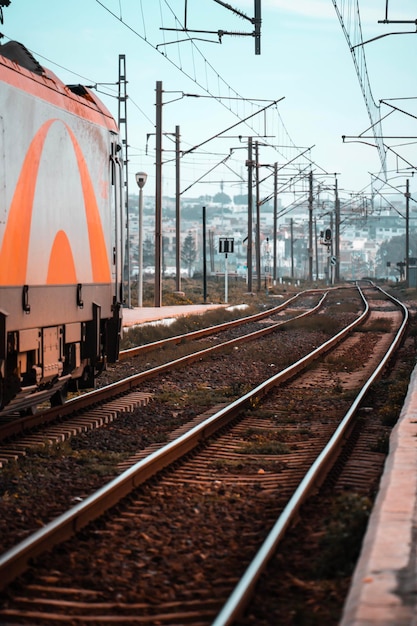 На рельсах стоит поезд с номером 2 Tgv asilah Марокко.