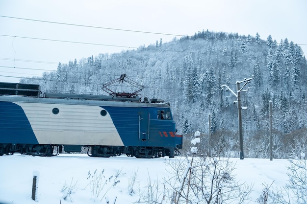 写真 冬の山で機関車を列車します。