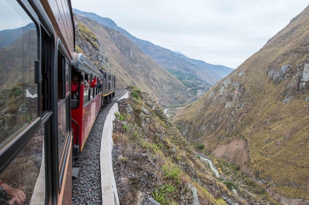 Foto treno sulla montagna contro il cielo