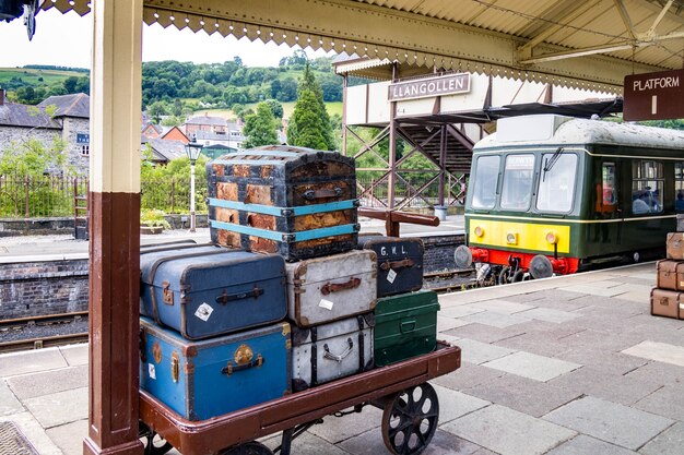 ウェールズのランゴレンにある古い駅で電車に乗る