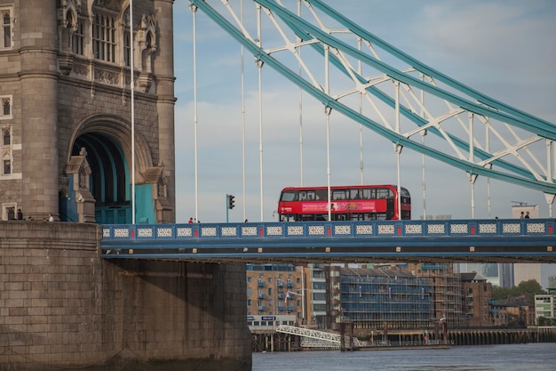 사진 런던의 스카이 타워 브리지 (sky tower bridge) 에 대한 도시 다리에서의 열차