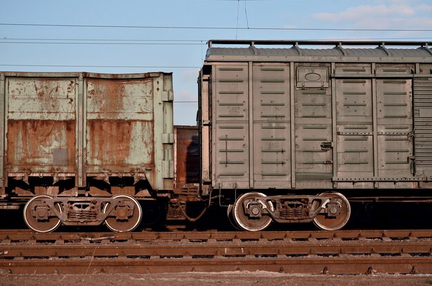 Фото Поезд на железнодорожных путях против неба