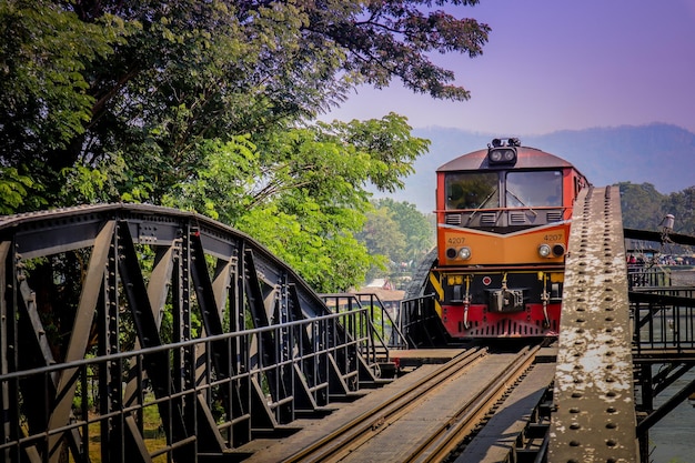 写真 空に向かって鉄道線路を走る列車