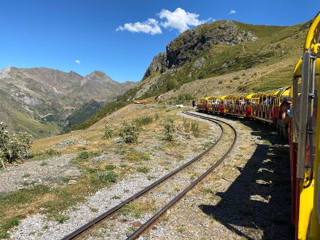 写真 空に照らされた鉄道線路の列車