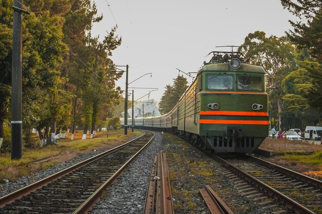 Фото Поезд на железнодорожном пути