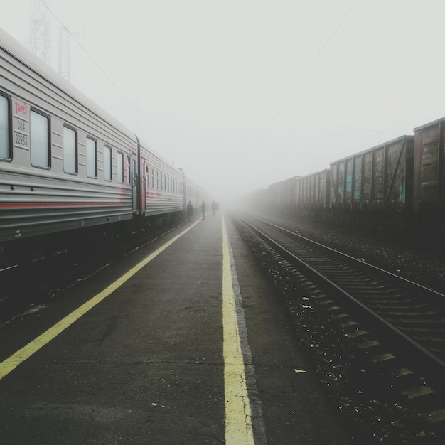 Фото Поезд на железнодорожных путях на чистом небе